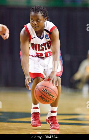 20. März 2011 - Waco, Texas, Vereinigte Staaten - Houston Cougars Guard Porsche Landry (20) im Kampf gegen die West Virginia Mountaineers während der Eröffnung Runde des NCAA Division 1 Frauen-Basketball-Meisterschaft.  In der Mitte führt West Virginia Houston 37-25 at Ferrell Center. (Kredit-Bild: © Andrew Dieb/Southcreek Global/ZUMAPRESS.com) Stockfoto