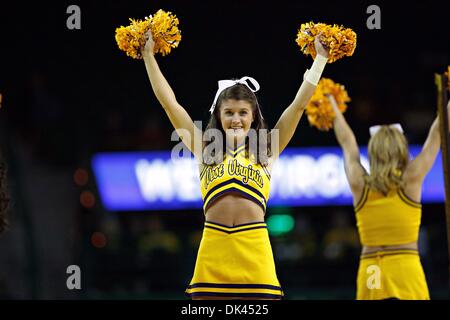 20. März 2011 Runde - Waco, Texas, USA - West Virginia Mountaineers Cheerleader in Aktion während der Eröffnung der NCAA Division 1 Frauen-Basketball-Meisterschaft.  In der Mitte führt West Virginia Houston 37-25 at Ferrell Center. (Kredit-Bild: © Andrew Dieb/Southcreek Global/ZUMAPRESS.com) Stockfoto