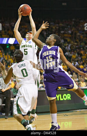 20. März 2011 - Waco, Texas, Vereinigte Staaten - im Kampf gegen die Baylor Bears während der ersten Runde des NCAA Division 1 Frauen-Basketball-Meisterschaft.  In der Mitte führt Baylor Prairie View A & M 36-8 at Ferrell Center. (Kredit-Bild: © Andrew Dieb/Southcreek Global/ZUMAPRESS.com) Stockfoto