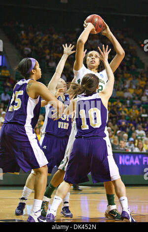 20. März 2011 - Waco, Texas, USA - Baylor Bears Post Brittney Griner (42) ist dreifach zusammen von Prairie View A & M Panthers in der ersten Runde des NCAA Division 1 Frauen-Basketball-Meisterschaft.  Baylor Niederlagen Prairie View A & M 66-30 in der Mitte Ferrell. (Kredit-Bild: © Andrew Dieb/Southcreek Global/ZUMAPRESS.com) Stockfoto