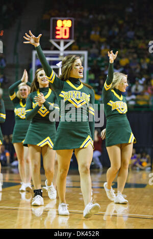 20. März 2011 Runde - Waco, Texas, USA - Baylor Bears Cheerleader in Aktion während der Eröffnung der NCAA Division 1 Frauen-Basketball-Meisterschaft.  Baylor Niederlagen Prairie View A & M 66-30 in der Mitte Ferrell. (Kredit-Bild: © Andrew Dieb/Southcreek Global/ZUMAPRESS.com) Stockfoto