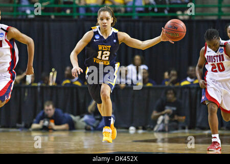 20. März 2011 - Waco, Texas, USA - West Virginia Mountaineers Guard Vanessa Houseâ€ 12 Â € in Aktion gegen die Houston Cougars während der Eröffnung Runde des NCAA Division 1 Frauen-Basketball-Meisterschaft.  West Virginia Niederlagen Houston 79-73 in der Mitte Ferrell. (Kredit-Bild: © Andrew Dieb/Southcreek Global/ZUMAPRESS.com) Stockfoto