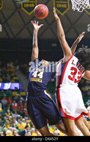 20. März 2011 - Waco, Texas, USA - West Virginia Mountaineers vorwärts Madina Ali (44) im Kampf gegen die Houston Cougars während der Eröffnung Runde des NCAA Division 1 Frauen-Basketball-Meisterschaft.  West Virginia Niederlagen Houston 79-73 in der Mitte Ferrell. (Kredit-Bild: © Andrew Dieb/Southcreek Global/ZUMAPRESS.com) Stockfoto