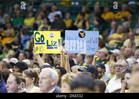 20. März 2011 - Waco, Texas, USA - Fans jubeln für die West Virginia Mountaineers während der Eröffnung Runde des NCAA Division 1 Frauen-Basketball-Meisterschaft.  West Virginia Niederlagen Houston 79-73 in der Mitte Ferrell. (Kredit-Bild: © Andrew Dieb/Southcreek Global/ZUMAPRESS.com) Stockfoto