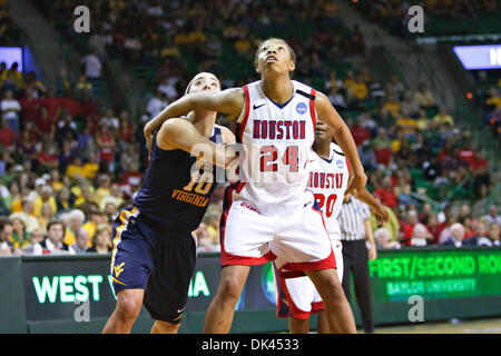 20. März 2011 - Waco, Texas, Vereinigte Staaten - Houston Cougars nach vorn Courtney Taylor (24) im Kampf gegen die West Virginia Mountaineers während der Eröffnung Runde des NCAA Division 1 Frauen-Basketball-Meisterschaft.  West Virginia Niederlagen Houston 79-73 in der Mitte Ferrell. (Kredit-Bild: © Andrew Dieb/Southcreek Global/ZUMAPRESS.com) Stockfoto