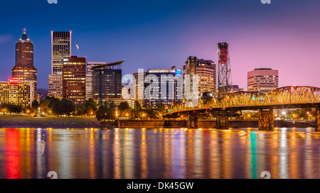 Dämmerung über den Willamette River und Portland Oregon, USA Stockfoto