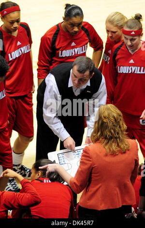 23. März 2011 - Cincinnati, Ohio, USA - Louisville Cardinals Cheftrainer Jeff Walz Anweisung vor dem Spiel gibt.   Die Louisville Cardinals geschlagen Xavier Musketeers 85 / 75 Cintas Center in Cincinnati, OH. (Kredit-Bild: © Scott Davis/Southcreek Global/ZUMAPRESS.com) Stockfoto