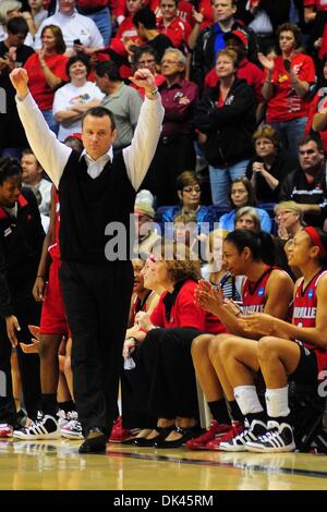 23. März 2011 - Cincinnati, Ohio, USA - Louisville Cardinals Cheftrainer Jeff Walz beginnt zu feiern, wie die Uhr läuft nach unten Fortschreiten Louisville Kardinäle, die süße sechzehn.  Die Louisville Cardinals geschlagen Xavier Musketeers 85 / 75 Cintas Center in Cincinnati, OH. (Kredit-Bild: © Scott Davis/Southcreek Global/ZUMAPRESS.com) Stockfoto