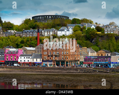 Blick über den Strand von Oban in Argyll und Bute Scotland UK ein Kurort mit McCaig es Tower sichtbar auf dem Hügel über Stockfoto