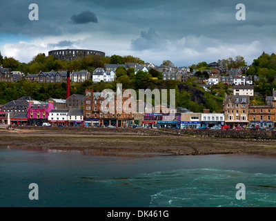 Blick über den Strand von Oban in Argyll und Bute Scotland UK ein Kurort mit McCaig es Tower sichtbar auf dem Hügel über Stockfoto