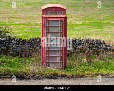 Stillgelegte traditionelle britische rote Telefonzelle auf Straße in der Nähe von Ashbourne im Peak District Nationalpark Derbyshire England UK Stockfoto