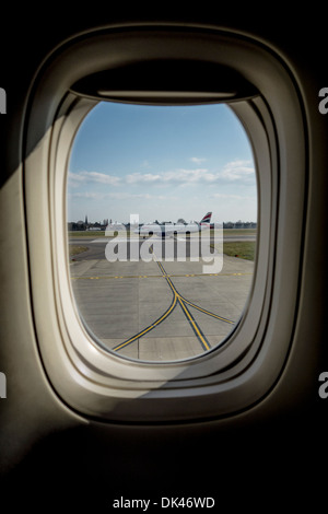 Blick auf ein Flugzeug durch ein Flugzeugfenster Stockfoto