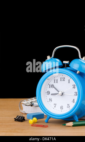 zurück zum Schulkonzept auf schwarzem Hintergrund isoliert Stockfoto
