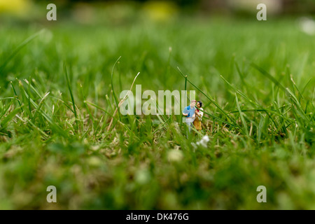 Figur paar Spaziergang mit ihrem Hund Stockfoto