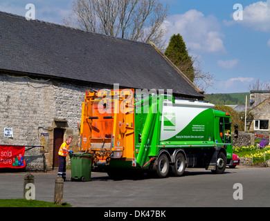 Serco ausgelagerte Müllwagen mit verweigern Sammler betrieben im Auftrag von Derbyshire Dales District Council Hartington Derbyshire UK Stockfoto