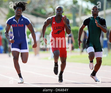 26. März 2011 - hält Malcolm Lewis von Miramar (links) und Jeremy Smith von Flanagan (rechts) gewinnt den ersten Lauf der jungen, die 100 Meter-Lauf bei den BCAA County Track Meet Dillard High statt ft. Lauderdale, FL - Florida, USA - Vereinigte Staaten - Volvick Vassor des Nordostens (Mitte). 26.03.11. Jim Rassol, Sun Sentinel. (Kredit-Bild: © Sun-Sentinel/ZUMAPRESS.com) Stockfoto