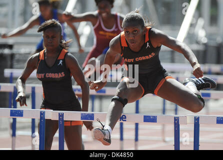 26. März 2011 - gewann ft. Lauderdale, FL - Florida, USA - Vereinigte Staaten - Jasmine König von Boyd Anderson die ersten vorläufigen der 100-Meter-Hürdenlauf an BCAA County Track Meet Dillard High statt Mädchen. 26.03.11. Jim Rassol, Sun Sentinel. (Kredit-Bild: © Sun-Sentinel/ZUMAPRESS.com) Stockfoto