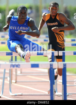 26. März 2011 - ft. Lauderdale, FL - Florida, USA - Vereinigte Staaten - Tremaine Banks der Dillard (links) vor Jhaleel Campbell von Boyd Anderson zieht und gewinnt den ersten Lauf der jungen 110 Meter Hürden an BCAA County Track Meet Dillard High statt. 26.03.11. Jim Rassol, Sun Sentinel. (Kredit-Bild: © Sun-Sentinel/ZUMAPRESS.com) Stockfoto