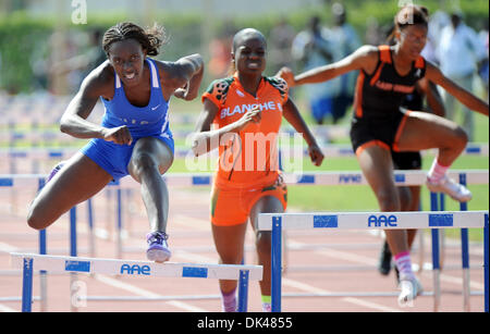 26. März 2011 - ft. Lauderdale, FL - Florida, USA - Vereinigte Staaten - Jamika Lichtungen der Dillard (links) gewann den zweiten Lauf der Mädchen-100-Meter-Hürdenlauf an BCAA County Track Meet bei Dillard High geführt 26.03.11. Jim Rassol, Sun Sentinel. (Kredit-Bild: © Sun-Sentinel/ZUMAPRESS.com) Stockfoto