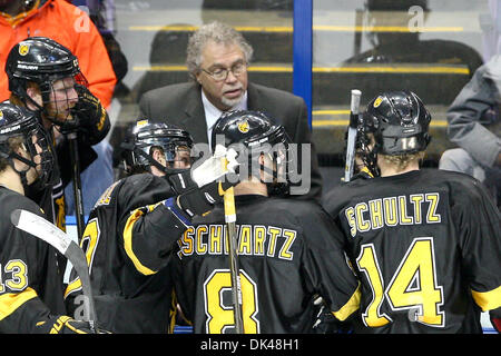 26. März 2011 - Saint Louis, Missouri, USA - Colorado Trainer Scott Owens (Mitte) Gespräche mit seinem Team während der NCAA Division I-Herren Westen regionale eingefroren vier Eishockeyturnier Meisterschaftsspiel zwischen der University of Michigan und der Colorado College Tigers im Scottrade Center in Saint Louis, Missouri.  Michigan besiegte Colorado 2: 1. (Kredit-Bild: © S Stockfoto