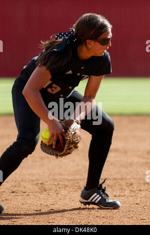 26. März 2011 - Lafayette, Louisiana, USA - 26. März 2011; Troy in Louisiana-Lafayette; Troy Infielder Kacie McAllister (13) wirft der Teig; Ragin Cajuns gewann das Spiel mit 8: 0 (Kredit-Bild: © John Korduner/Southcreek Global/ZUMAPRESS.com) Stockfoto