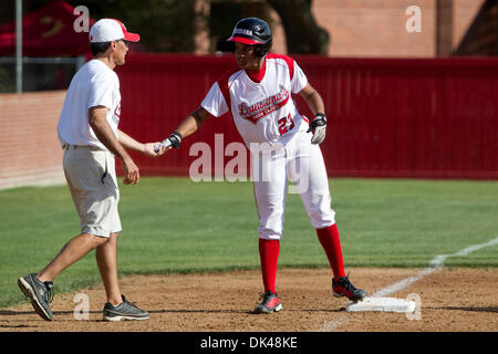 26. März 2011 - Lafayette, Louisiana, USA - 26. März 2011; Troy in Louisiana-Lafayette; Louisiana-Lafayette-Outfielder Brianna Cherry (23) trifft eine dreifache; Ragin Cajuns gewann das Spiel mit 8: 0 (Kredit-Bild: © John Korduner/Southcreek Global/ZUMAPRESS.com) Stockfoto