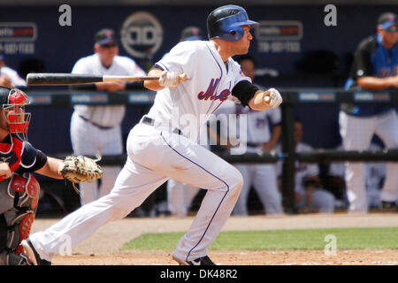 26. März 2011 - Port St. Lucie, Florida, USA - New York Mets Fänger bekommt Josh Thole (30) einen Schlag gegen die Atlanta Braves während eines Spiels der Grapefruit League Spring Training in Tradition Field in Port St. Lucie, besiegte FL. Mets Braves 8-2. (Kredit-Bild: © Debby Wong/Southcreek Global/ZUMAPRESS.com) Stockfoto