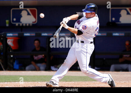 26. März 2011 - Port St. Lucie, Florida, USA - New York Mets Fänger bekommt Josh Thole (30) einen Schlag gegen die Atlanta Braves während eines Spiels der Grapefruit League Spring Training in Tradition Field in Port St. Lucie, besiegte FL. Mets Braves 8-2. (Kredit-Bild: © Debby Wong/Southcreek Global/ZUMAPRESS.com) Stockfoto