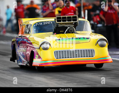 26. März 2011 - Baytown, Texas, Vereinigte Staaten von Amerika - Pro Extremfahrer Joey Martin (2007) in seinem 1955 Nomad macht einen Pass während der ADRL Auto sicher Dragpalooza VII Drag-Rennen auf dem königlichen Purpur Raceway in Baytown, Texas. (Kredit-Bild: © Dan Wozniak/Southcreek Global/ZUMAPRESS.com) Stockfoto