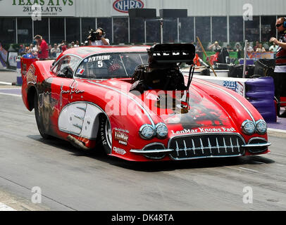 26. März 2011 - Baytown, Texas, Vereinigte Staaten von Amerika - Pro Extremfahrer Gaylen Smith (5) in seiner Corvette 1959 macht einen Pass während der ADRL Auto sicher Dragpalooza VII Drag-Rennen auf dem königlichen Purpur Raceway in Baytown, Texas. (Kredit-Bild: © Dan Wozniak/Southcreek Global/ZUMAPRESS.com) Stockfoto