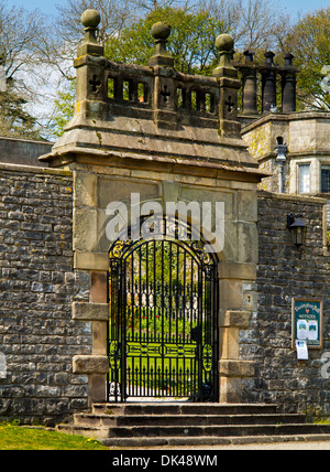 Schmiedeeisen Tore bei Tissington Hall Derbyshire England UK jakobinischen Villa und Haus der Familie Fitzherbert Stockfoto