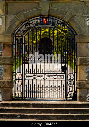 Schmiedeeisen Tore bei Tissington Hall Derbyshire England UK jakobinischen Villa und Haus der Familie Fitzherbert Stockfoto