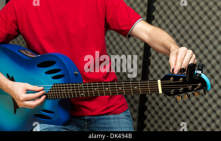 Gitarrist tuning seine Gitarre (Serie mit dem gleichen Modell verfügbar) Stockfoto