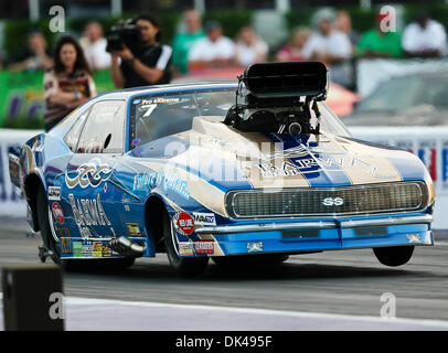 26. März 2011 - Baytown, Texas, Vereinigte Staaten von Amerika - Pro Extremfahrer Todd Tutterow (7) in seinem 1968 Camaro macht einen Pass während der ADRL Auto sicher Dragpalooza VII Drag-Rennen auf dem königlichen Purpur Raceway in Baytown, Texas. (Kredit-Bild: © Dan Wozniak/Southcreek Global/ZUMAPRESS.com) Stockfoto