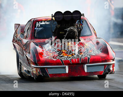 26. März 2011 - Baytown, Texas, Vereinigte Staaten von Amerika - Pro Extremfahrer Bubba Stanton (2695) in seinem 1963 Corvette macht einen Pass während der ADRL Auto sicher Dragpalooza VII Drag-Rennen auf dem königlichen Purpur Raceway in Baytown, Texas. (Kredit-Bild: © Dan Wozniak/Southcreek Global/ZUMAPRESS.com) Stockfoto