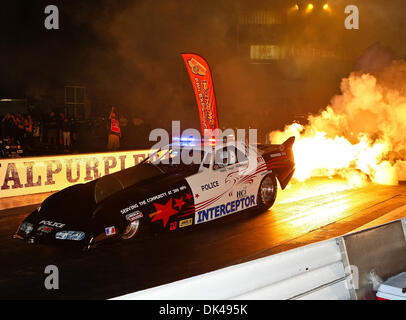 26. März 2011 - unterhält Baytown, Texas, Vereinigte Staaten von Amerika - eine Jet-Auto das Publikum während der ADRL Auto sicher Dragpalooza VII Drag-Rennen auf dem königlichen Purpur Raceway in Baytown, Texas. (Kredit-Bild: © Dan Wozniak/Southcreek Global/ZUMAPRESS.com) Stockfoto