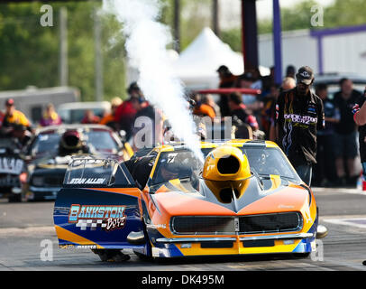 26. März 2011 - Baytown, Texas, Vereinigte Staaten von Amerika - Pro Nitro Fahrer Stan Allen (7) in seinem 1968 Camaro löscht das Lachgas während der ADRL Auto sicher Dragpalooza VII Drag-Rennen auf dem königlichen Purpur Raceway in Baytown, Texas. (Kredit-Bild: © Dan Wozniak/Southcreek Global/ZUMAPRESS.com) Stockfoto