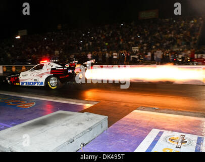 26. März 2011 - unterhält Baytown, Texas, Vereinigte Staaten von Amerika - eine Jet-Auto das Publikum während der ADRL Auto sicher Dragpalooza VII Drag-Rennen auf dem königlichen Purpur Raceway in Baytown, Texas. (Kredit-Bild: © Dan Wozniak/Southcreek Global/ZUMAPRESS.com) Stockfoto