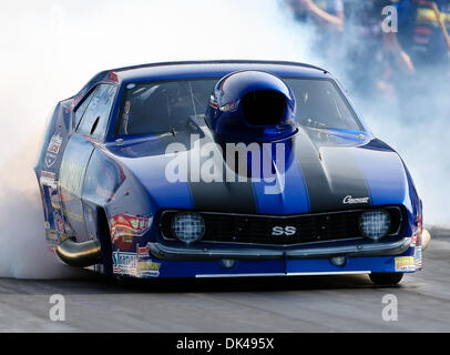 26. März 2011 - Baytown, Texas, Vereinigte Staaten von Amerika - Pro Nitro Fahrer Rickie Jones (75) in seinem 1969 Camaro macht einen Pass während der ADRL Auto sicher Dragpalooza VII Drag-Rennen auf dem königlichen Purpur Raceway in Baytown, Texas. (Kredit-Bild: © Dan Wozniak/Southcreek Global/ZUMAPRESS.com) Stockfoto