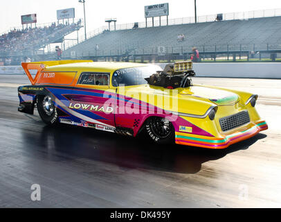 26. März 2011 - Baytown, Texas, Vereinigte Staaten von Amerika - Pro Extremfahrer Joey Martin (2007) in seinem 1955 Nomad macht einen Pass während der ADRL Auto sicher Dragpalooza VII Drag-Rennen auf dem königlichen Purpur Raceway in Baytown, Texas. (Kredit-Bild: © Dan Wozniak/Southcreek Global/ZUMAPRESS.com) Stockfoto