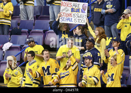 26. März 2011 - Saint Louis, Missouri, USA - University of Michigan Wolverines Fans jubeln für ihr Team während der NCAA Division I-Herren Westen regionale eingefroren vier Eishockeyturnier Meisterschaftsspiel zwischen der University of Michigan und der Colorado College Tigers im Scottrade Center in Saint Louis, Missouri.  Michigan besiegte Colorado 2: 1. (Kredit-Bild: © Sc Stockfoto