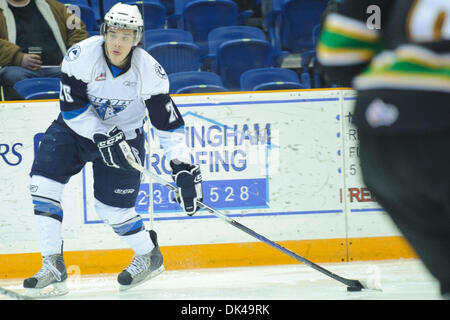 27. März 2011 - Saskatoon, Saskatchewan, Kanada - Saskatoon Blades Linksaußen Darian Dziurzynski (#26) führt einen Torwurf in Aktion bei den Saskatoon Blades Vs Prince Albert Raiders Spiel im Credit Union Centre in Saskatoon. Die Saskatoon Blades führen die Prince Albert Raiders 1: 0 in der Best of 7 Serie während der Eröffnung der WHL Playoffs Runde. (Kredit-Bild: © Derek Mortensen Stockfoto