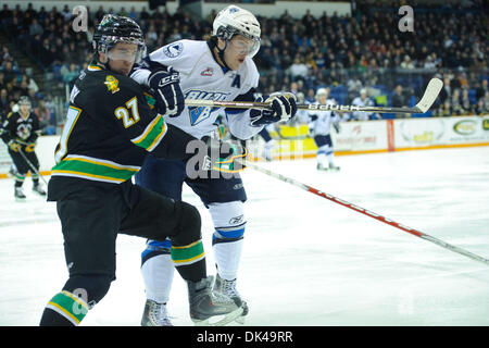 27. März 2011 - Saskatoon, Saskatchewan, Kanada - Saskatoon Blades Linksaußen Curtis Hamilton (#13) und Prince Albert Raiders Verteidiger Jordan Rowley (#27) für den Puck in Aktion während der Saskatoon Blades Vs Prince Albert Raiders Spiel im Credit Union Centre in Saskatoon zu kämpfen. Die Saskatoon Blades führen die Prince Albert Raiders 1-0 in der Best of 7 Serie während der Eröffnung Stockfoto