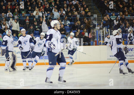 27. März 2011 feiern die Saskatoon Blades - Saskatoon, Saskatchewan, Kanada - ein Ziel in Aktion während der Saskatoon Blades Vs Prince Albert Raiders Spiel im Credit Union Centre in Saskatoon. Die Saskatoon Blades führen die Prince Albert Raiders 1: 0 in der Best of 7 Serie während der Eröffnung der WHL Playoffs Runde. (Kredit-Bild: © Derek Mortensen/Southcreek Global/ZUMAPRESS. Stockfoto