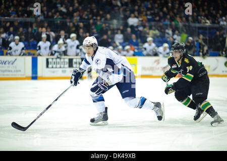 27. März 2011 - Saskatoon, Saskatchewan, Kanada - Saskatoon Blades Verteidiger Teigan Zahn (#4) jagt den Puck in Aktion während der Saskatoon Blades Vs Prince Albert Raiders Spiel im Credit Union Centre in Saskatoon. Die Saskatoon Blades führen die Prince Albert Raiders 1: 0 in der Best of 7 Serie während der Eröffnung der WHL Playoffs Runde. (Kredit-Bild: © Derek Mortensen/Süd Stockfoto