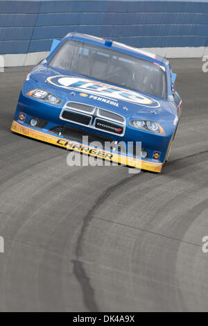 27. März 2011 - Fontana, Kalifornien, USA - Brad Keselowski Fahrer der # 2 Miller Lite ausweichen, während die NASCAR Sprint Cup Serie Auto Club 400 auf Auto Club Speedway. Keselowski landete auf dem 26. Platz. (Kredit-Bild: © Brandon Parry/Southcreek Global/ZUMAPRESS.com) Stockfoto
