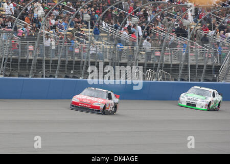 27. März 2011 - Fontana, Kalifornien, USA - Tony Stewart Fahrer # 14 Office Depot / Mobil 1 Chevrolet führt Kyle Busch-Treiber von der #18 Interstate Batterien Toyota während die NASCAR Sprint Cup Serie Auto Club 400 auf Auto Club Speedway. (Kredit-Bild: © Brandon Parry/Southcreek Global/ZUMAPRESS.com) Stockfoto