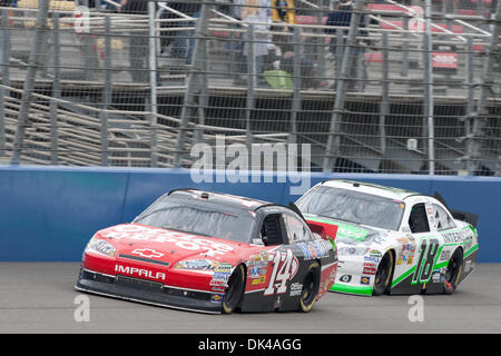 27. März 2011 - Fontana, Kalifornien, USA - Tony Stewart Fahrer # 14 Office Depot / Mobil 1 Chevrolet führt Kyle Busch-Treiber von der #18 Interstate Batterien Toyota während die NASCAR Sprint Cup Serie Auto Club 400 auf Auto Club Speedway. (Kredit-Bild: © Brandon Parry/Southcreek Global/ZUMAPRESS.com) Stockfoto