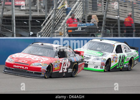27. März 2011 - Fontana, Kalifornien, USA - Tony Stewart Fahrer # 14 Office Depot / Mobil 1 Chevrolet führt Kyle Busch-Treiber von der #18 Interstate Batterien Toyota während die NASCAR Sprint Cup Serie Auto Club 400 auf Auto Club Speedway. (Kredit-Bild: © Brandon Parry/Southcreek Global/ZUMAPRESS.com) Stockfoto