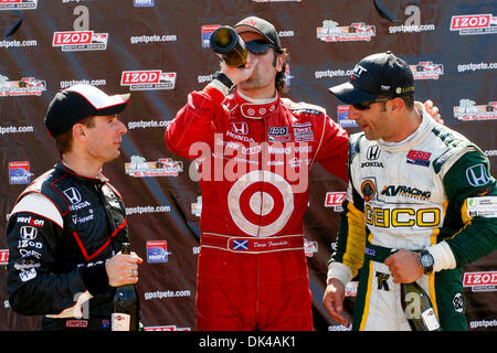 27. März 2011 - St. Petersburg, Florida, USA - IZOD IndyCar Treiber Will Power Team Penske (12) (links) IZOD IndyCar Treiber Dario Franchitti von Target Chip Ganassi Racing (10) (Mitte) IZOD IndyCar-Fahrer Tony Kanaan des KV Racing Technology-Lotus (82) (rechts) feiern nach dem Honda Grand Prix von St. Petersburg. (Kredit-Bild: © Lukas Johnson/Southcreek Global/ZUMApress.com) Stockfoto